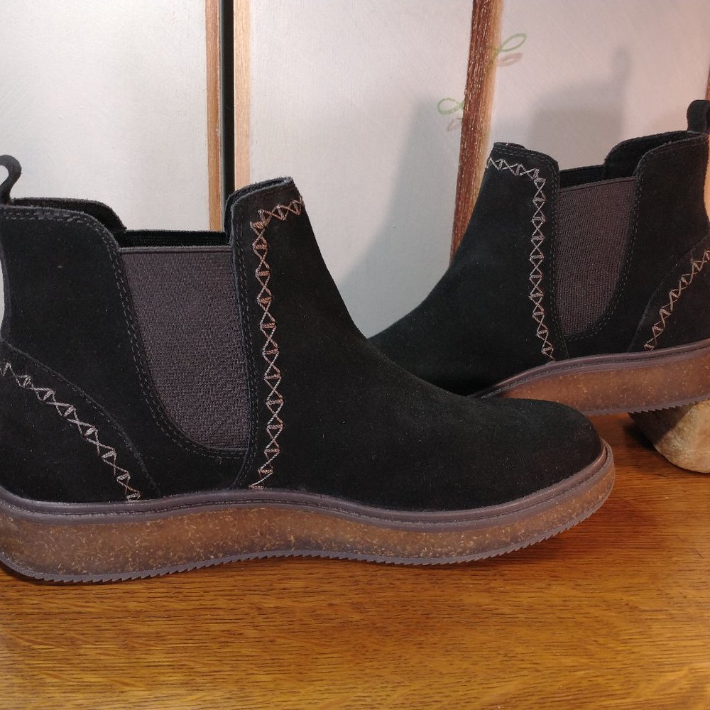 Earth Elements "Avens" Suede Ankle Booties Never Worn Size 10